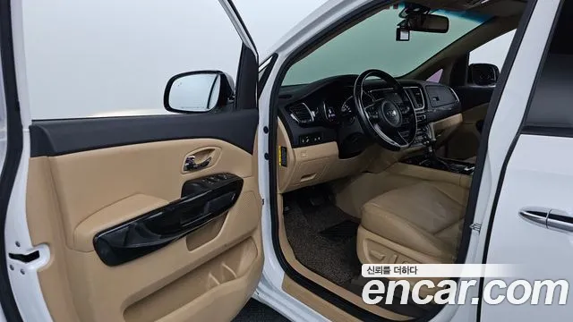 Kia Carnival 2017 thumb 10