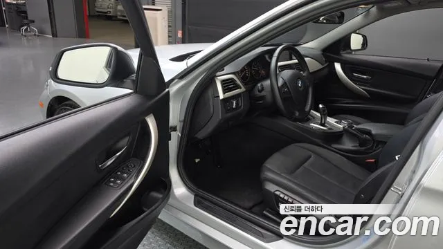 BMW 3-Series 2015 thumb 10