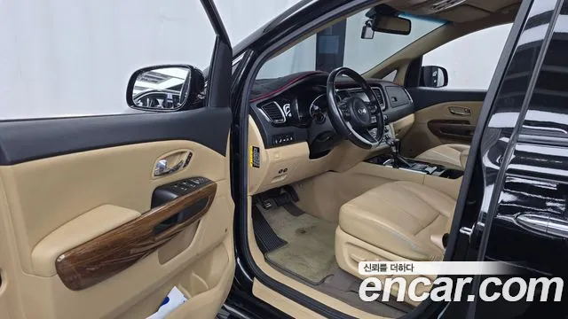 Kia Carnival 2017 thumb 10