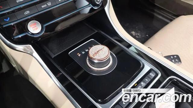 Jaguar XF 2018 thumb 9