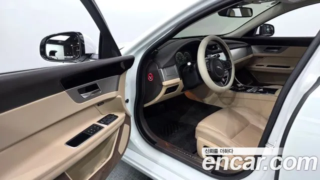 Jaguar XF 2018 thumb 10
