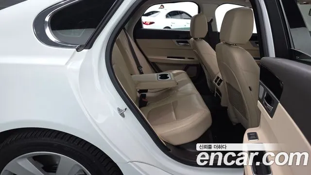 Jaguar XF 2018 thumb 11