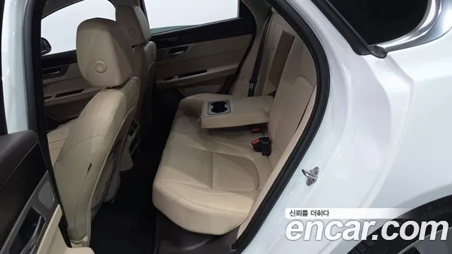 Jaguar XF 2018 thumb 12