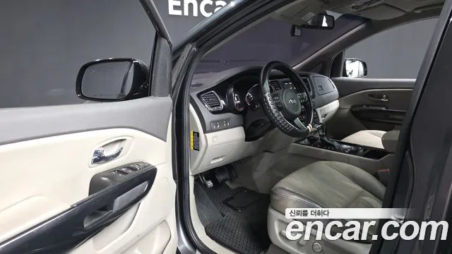 Kia Carnival 2017 thumb 10