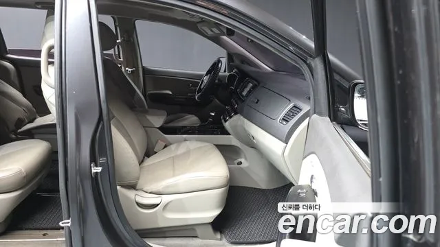 Kia Carnival 2017 thumb 11
