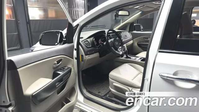 Kia Carnival 2015 thumb 10