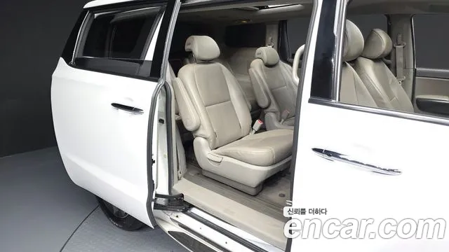 Kia Carnival 2015 thumb 11