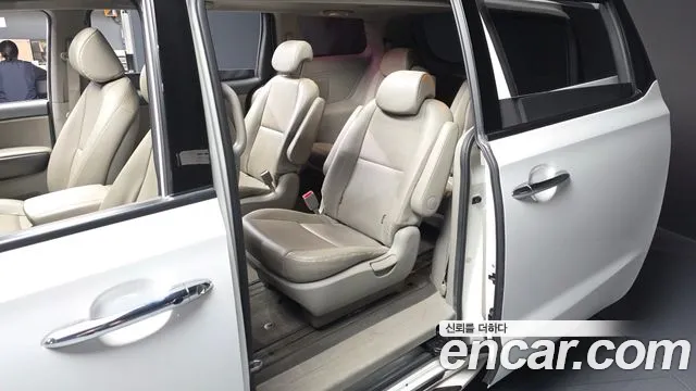 Kia Carnival 2015 thumb 12