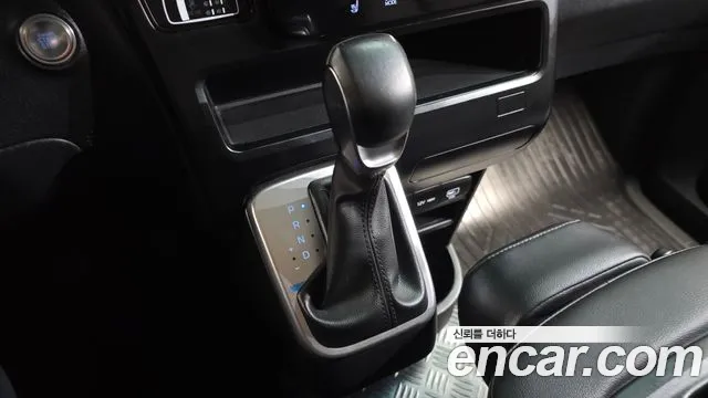 Hyundai Staria 2025 thumb 9
