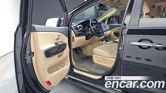 Kia Carnival 2015 thumb 10