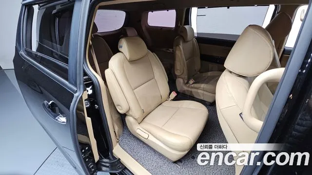Kia Carnival 2015 thumb 11