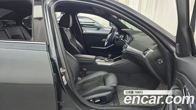 BMW 3-Series 2021 thumb 11