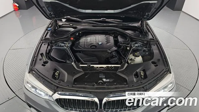 BMW 5-Series 2017 thumb 6