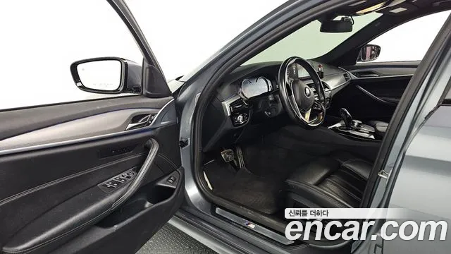 BMW 5-Series 2017 thumb 10