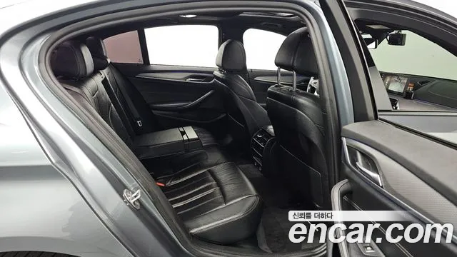 BMW 5-Series 2017 thumb 11