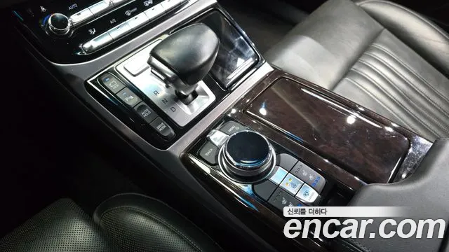 Genesis G90 2016 thumb 9