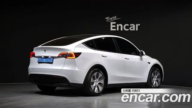 Tesla Model Y 2023 thumb 2