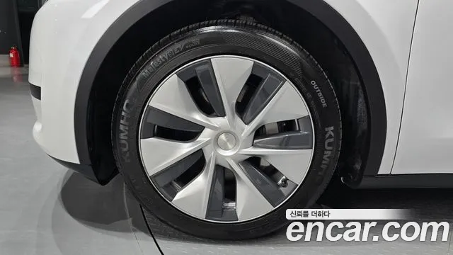 Tesla Model Y 2023 thumb 5