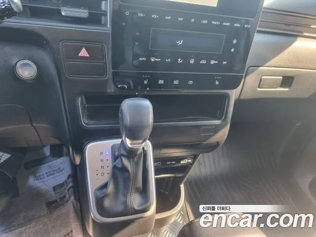 Hyundai Staria 2023 thumb 9