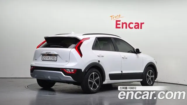 Kia Niro 2023 thumb 2
