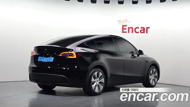 Tesla Model Y 2023 thumb 2