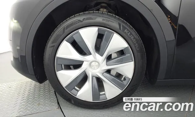 Tesla Model Y 2023 thumb 5