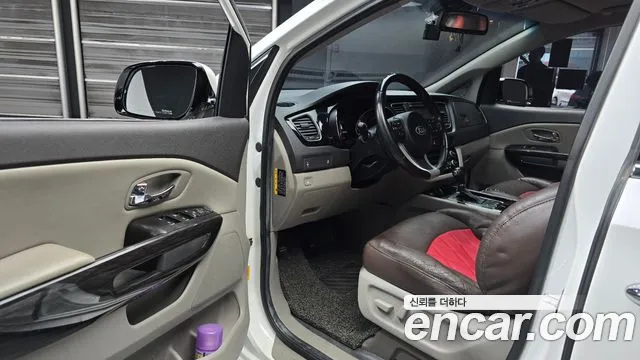 Kia Carnival 2015 thumb 10