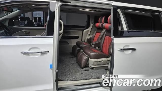 Kia Carnival 2015 thumb 11
