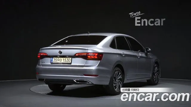 Volkswagen Jetta 2021 thumb 2