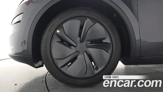 Tesla Model Y 2026 thumb 4