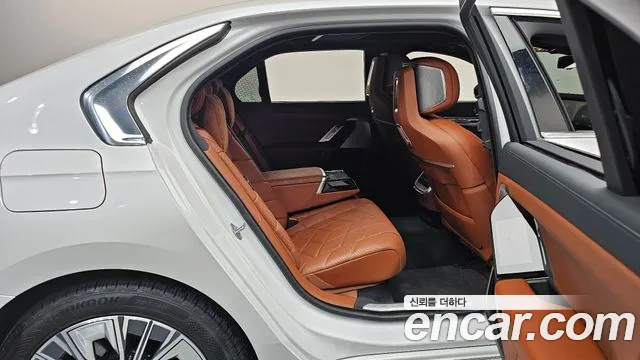 BMW 7-Series 2023 thumb 12