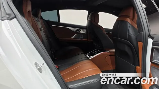 BMW 8-Series 2023 thumb 12