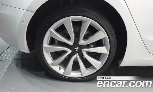 Tesla Model 3 2020 thumb 4