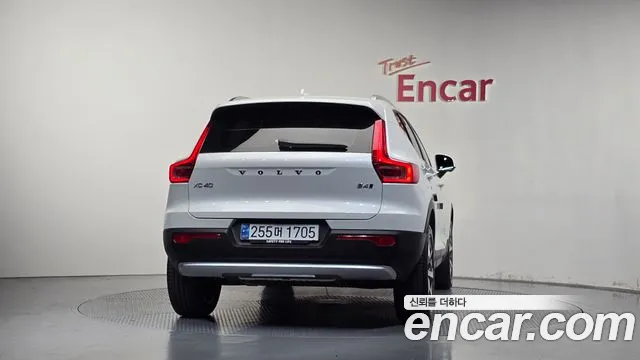 Volvo XC40 2025 thumb 3