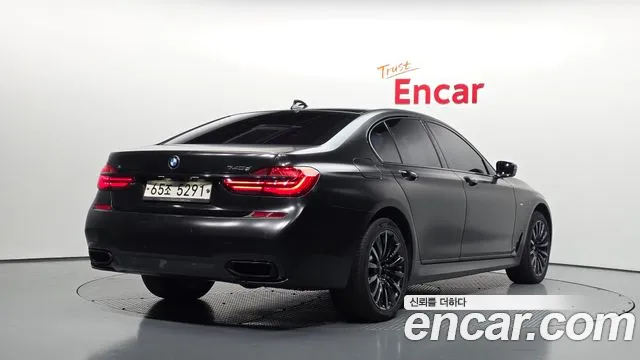 BMW 7-Series 2017 thumb 2