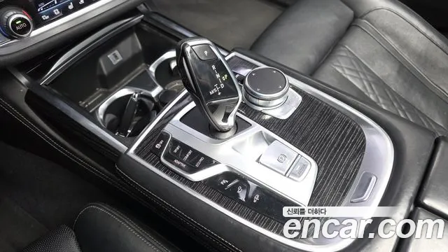 BMW 7-Series 2017 thumb 9