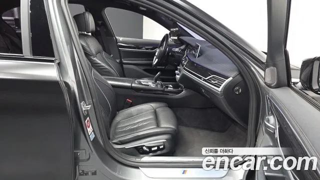 BMW 7-Series 2017 thumb 11