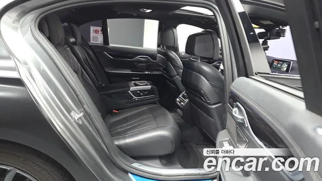 BMW 7-Series 2017 thumb 12
