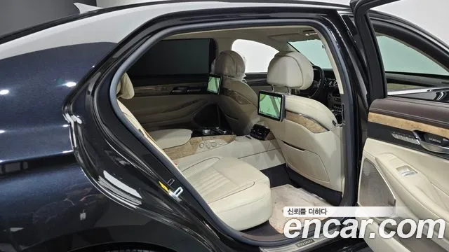 Genesis G90 2018 thumb 10