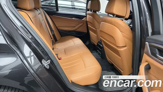 BMW 5-Series 2020 thumb 11