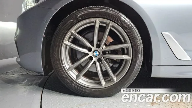 BMW 5-Series 2018 thumb 5