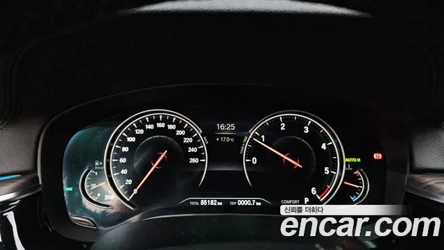 BMW 5-Series 2018 thumb 8