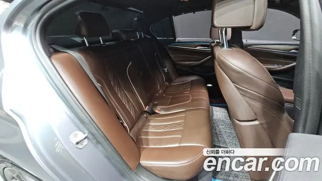 BMW 5-Series 2018 thumb 11