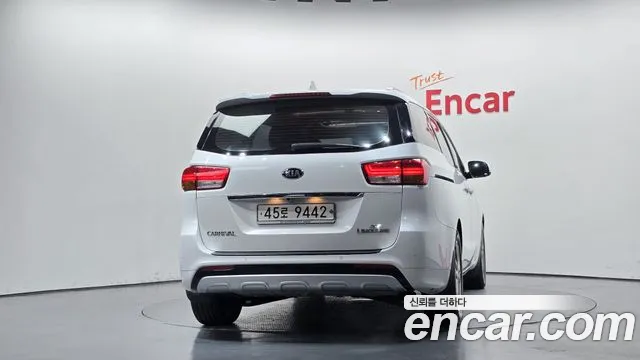 Kia Carnival 2015 thumb 4
