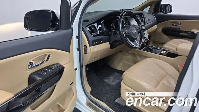 Kia Carnival 2015 thumb 10