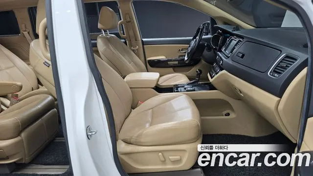 Kia Carnival 2015 thumb 11