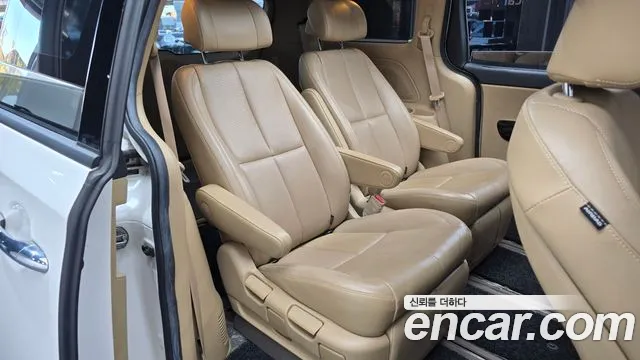 Kia Carnival 2015 thumb 12