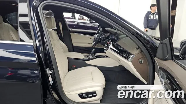 BMW 5-Series 2019 thumb 11