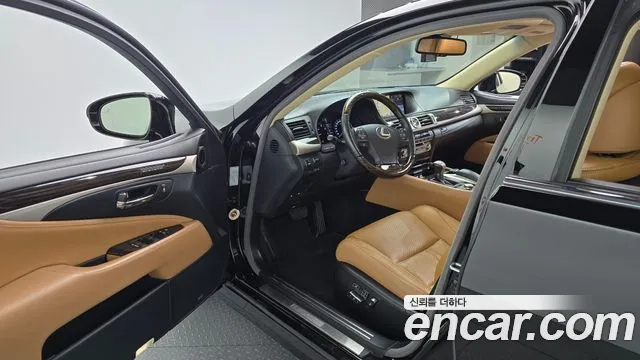 Lexus LS 2015 thumb 9