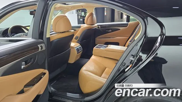 Lexus LS 2015 thumb 10